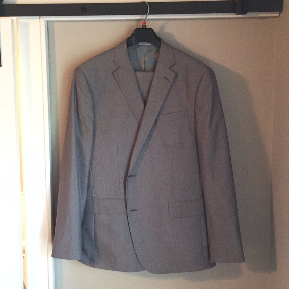 JFerrar lite gray suit. 46R Slim Fit. 40/30pant.